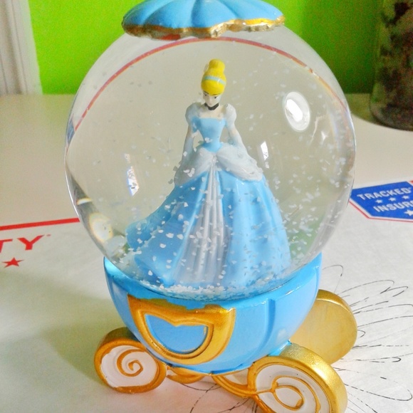 Cinderella Snow Globe ( last one) - Picture 3 of 7